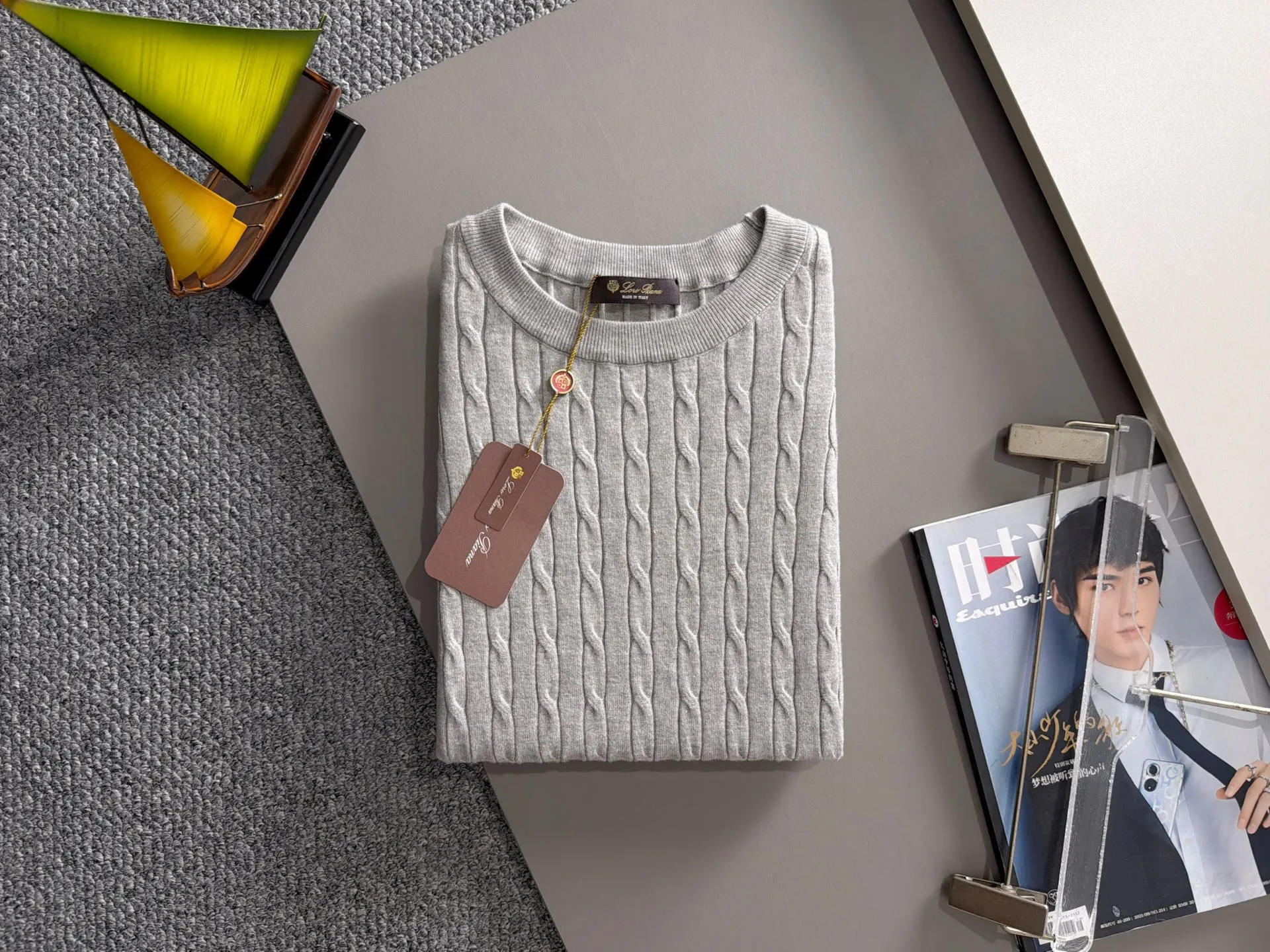 LP high quality Loro Piana 26ss New Arrival men's short-sleeved knitted T-shirt. Made of combed cotton yarn knitted cotton fabric, no pressure when entering and exiting the counter. Exclusive control of raw materials. It feels substantial when weighed, and the upper body is more textured than ordinary T-shirts. This texture can handle the weather easily and is suitable for both hot and cold! Loose fit design, looks noble. The only correct version is available Size: M to 3XL